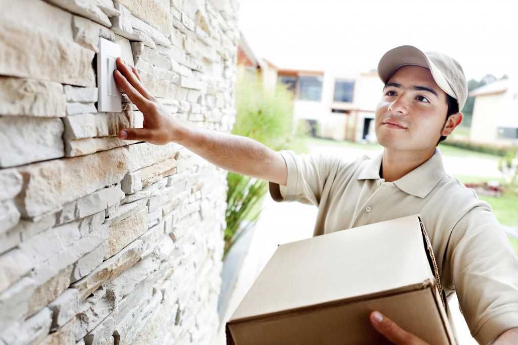 Delivery man ringing doorbell