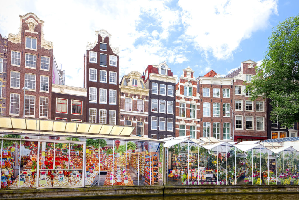 Este es un mercado de flores en Ámsterdam.